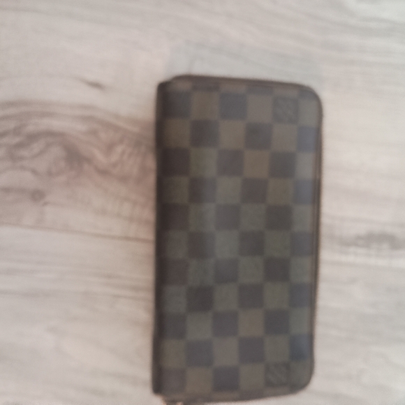 Authentic Louis Vuitton round zipper wallet - Picture 5 of 15